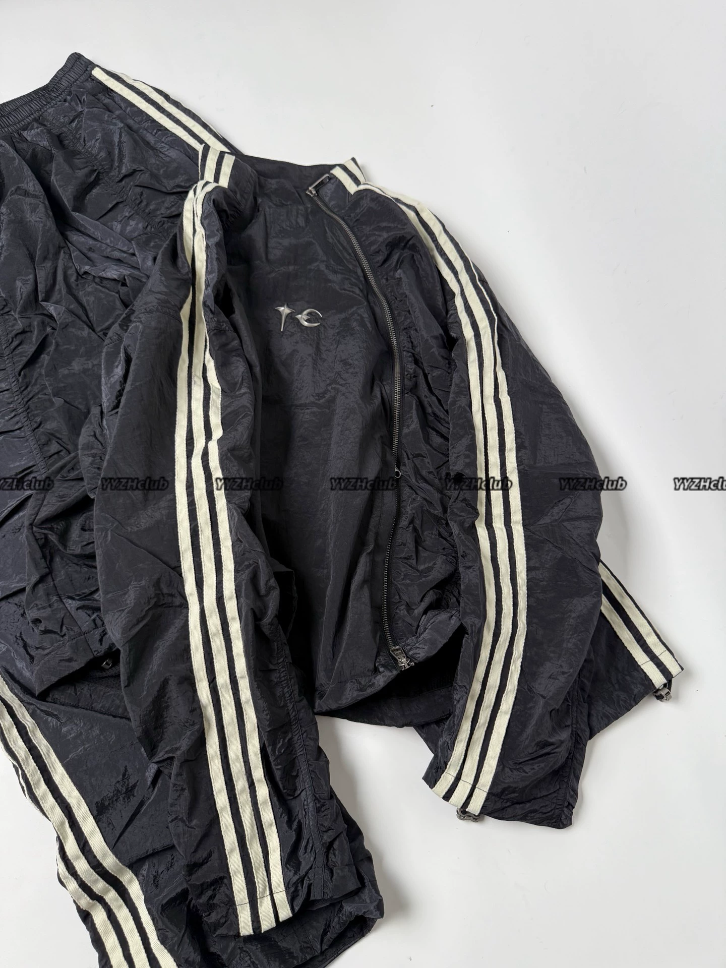 Alternative view of Thug Club联名三条杠Tracktop