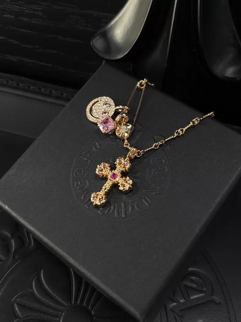 Alternative view of necklace